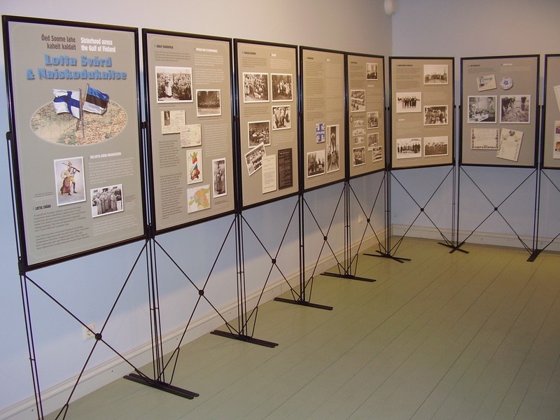 Digifoto.  
Näitus "Õed Soome lahe kahelt kaldalt. Lotta Svärd ja Naiskodukaitse". Tartu, 2007.