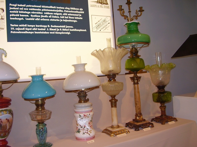 Näitus "Rohkem valgust!" (valgustid läbi aegade). Tartu, 2007.