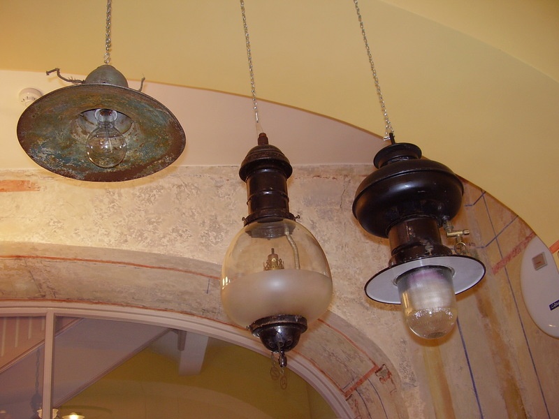 Näitus "Rohkem valgust!" (valgustid läbi aegade). Tartu, 2007.