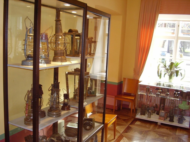 Näitus "Rohkem valgust!" (valgustid läbi aegade). Tartu, 2007.