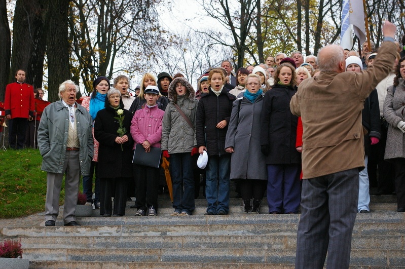 Tartu laulupeomuuseum, avamine. Dirigent Alo Ritsing juhatab laulukoori; esireas vasakult 1. Uno Uiga; 2. Heivi Pullerits. 19.10.2007