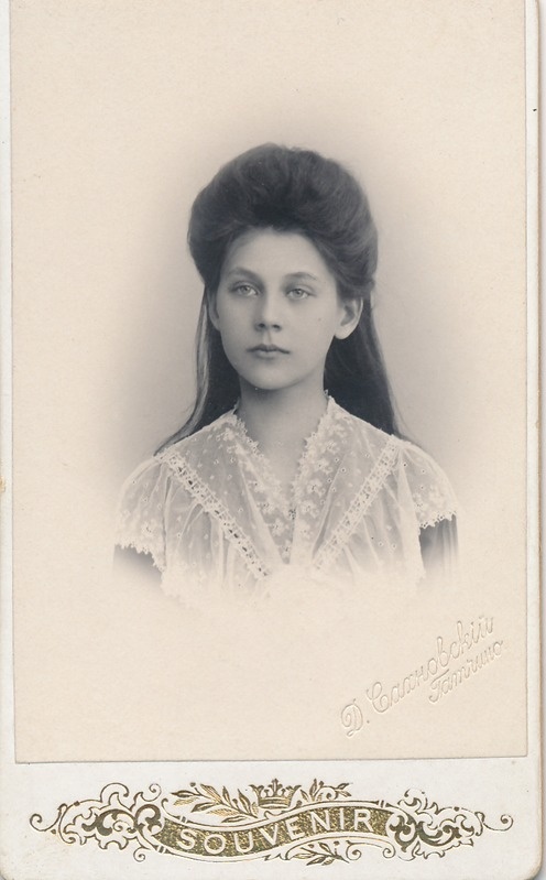 Foto. Noore naise rinnaportree, 19.saj lõpp/20.saj. algus,
Gatshino (Gatshina).
Foto: D. Sahnovski.