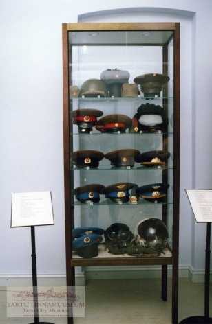 Peakatete näitus "Kiivrist kübarani", Tartu, 2002. Foto Pearu Kuusk.