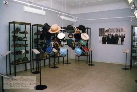 Foto ja negatiiv: peakatete näitus "Kiivrist kübarani", 2002.