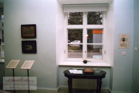 Foto ja negatiiv: peakatete näitus "Kiivrist kübarani", 2002