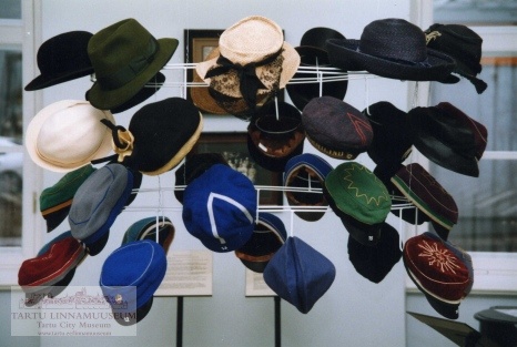 Foto ja negatiiv: peakatete näitus "Kiivrist kübarani", 2002