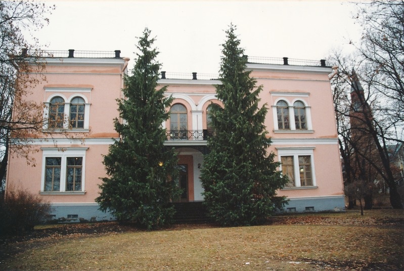 Tartu Linnamuuseumi töötajate õppereis Helsingisse.                            Helsingi linnamuuseumi filiaal Hakasalmi villa. Üldvaade, 2002. Foto: Tiia Reisner.