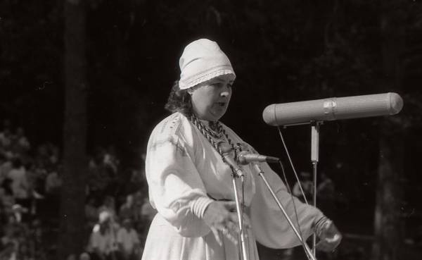 Fotonegatiiv. Eesti naiskooride laulupäev Põlvas 1989. Kontsert Intsikurmu laululaval. Dirigeerimas Madli-Maarja Vainokivi.