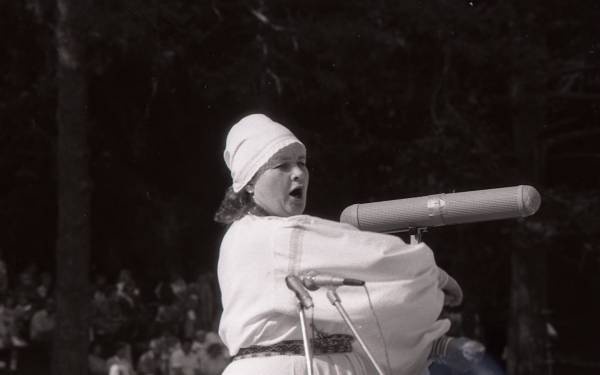Fotonegatiiv. Eesti naiskooride laulupäev Põlvas 1989. Kontsert Intsikurmu laululaval. Dirigeerimas Madli-Maarja Vainokivi.