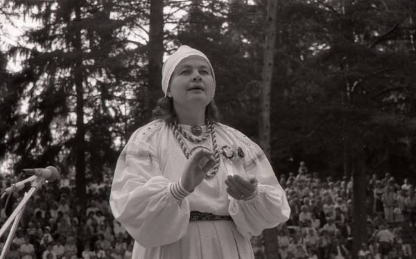 Fotonegatiiv. Eesti naiskooride laulupäev Põlvas 1989. Kontsert Intsikurmu laululaval. Dirigeerimas Madli-Maarja Vainokivi.