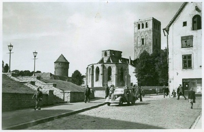 Tallinn, vaade Harju ja Kuninga tänava nurgale, taamal Niguliste kiriku torn.  similar photo