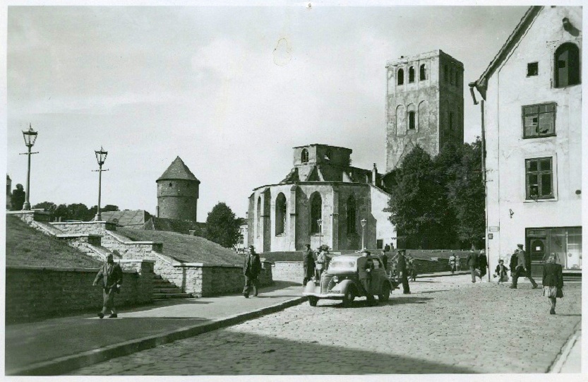 Tallinn, vaade Harju ja Kuninga tänava nurgale, taamal Niguliste kiriku torn.