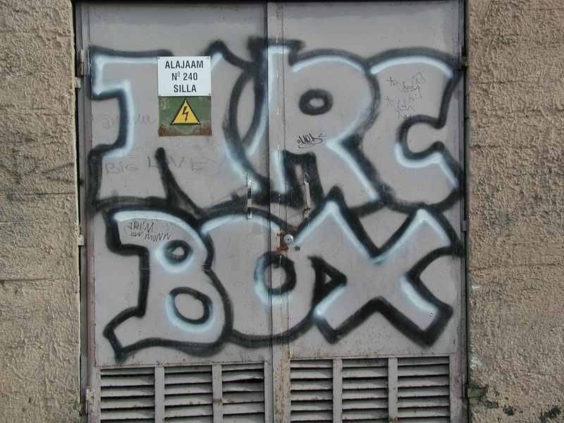 Digifoto. Grafiti avalikus linnaruumis. Tartu, 2004.