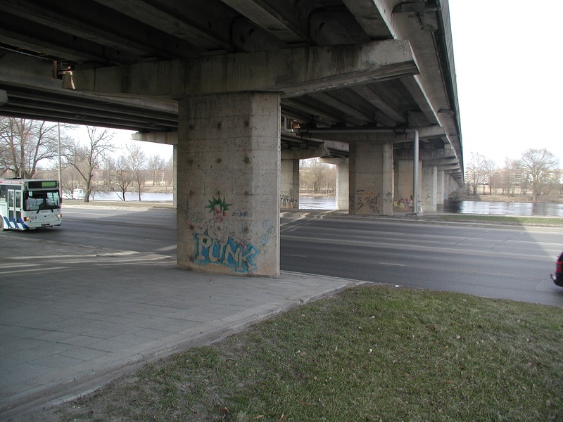 Digifoto. Grafiti avalikus linnaruumis. Tartu, 2004.