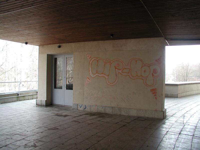 Digifoto. Grafiti avalikus linnaruumis. Tartu, 2004.