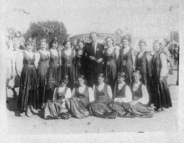 Üldlaulupidu: Tartu Raudteelaste Klubi vene laulukoor, juhendaja Nikolai Romanov. Tallinn, 1960.