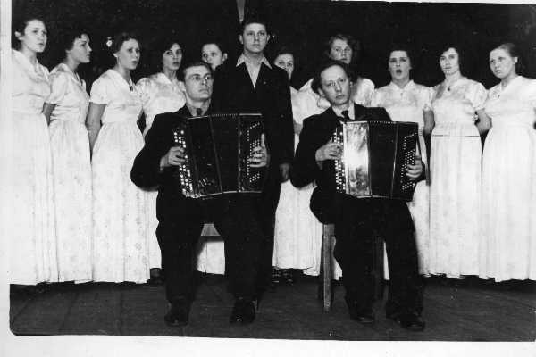 Tartu Raudteelaste Klubi: isetegevuslased. Esineb vene naiskoor ja 2 bajaanimängijat ( paremal Nikolai Romanov).  Tartu, 1960-1967 .