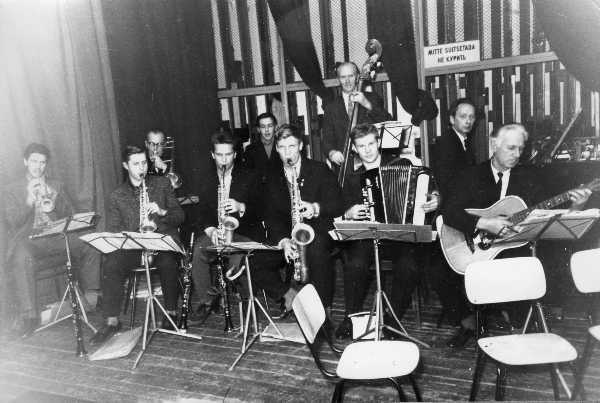 Tartu Raudteelaste Klubi: isetegevuslased. Esineb estraadiorkester.  Tartu, 9.10.1964.