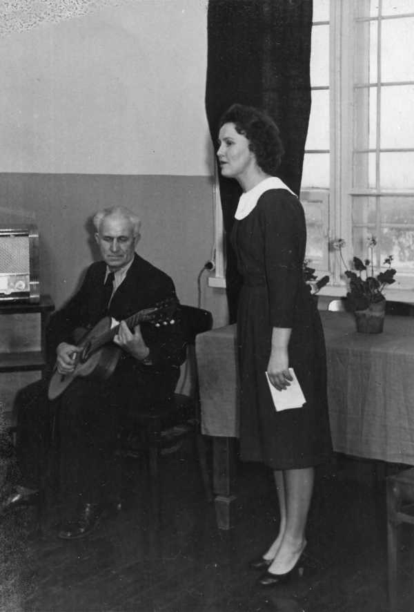 Tartu Raudteelaste Klubi: isetegevuslased.  Esineb Jevgenia Kolesnik (laul), kitarril saadab Kirill  ?. Tartu, 1960-1967.