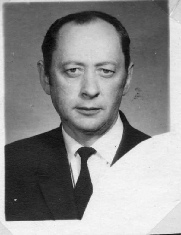 Tartu Raudteelaste Klubi isetegevusringide juht Nikolai Romanov. Portreefoto albumist "Tartu Raudteelaste Klubi isetegevusring 1958- 1967".