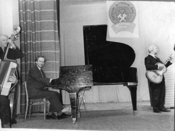 Tartu Raudteelaste Klubi isetegevusring:  esineb estraadiansambel. Klaveril Nikolai Romanov. Seinal NSV Liidu vapp. Tartu, 13.03.1970