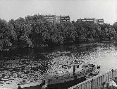 Emajõgi ja mootorlaev, kõrval 2 mootorpaati. Taga Ülejõe park ja Narva mnt 25, Narva mnt 27. Tartu, juuni 1981. Foto J. Külmet.