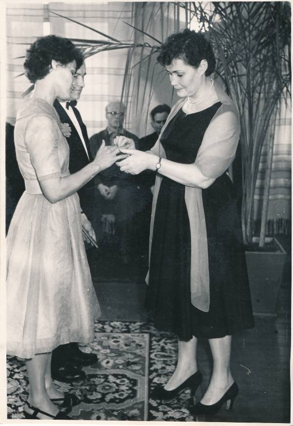 Tartu Linna Perekonnaseisuaktide Büroo. Pulm, abielu registreerimine, paremal juhataja Ilme Toots. 1962. Foto R. Kangro.