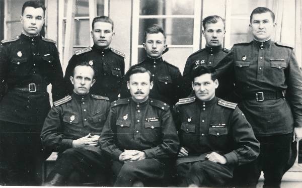 Grupifoto. 3. Balti rinde reaktiivmiinipildujate väeosade staabi sõjaväelased. Tartu vabastamise lahingutes (1944) osalenud.