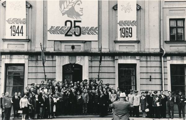 Grupifoto. Tartu vabastamise 25. aastapäeva pidustused Raekoja ees. 25.08.1969.a.