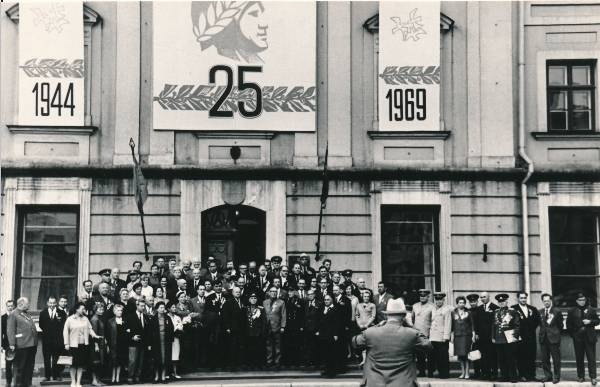 Grupifoto. Tartu vabastamise 25. aastapäeva pidustused Raekoja ees. 25.08.1969.a.
