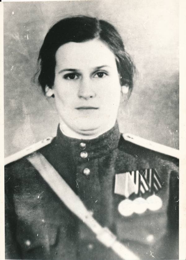 Portreefoto. Nooremleitnant Olga Komissarova, 86. laskurdiviisi 284. laskurpolgu velsker. Tartu 1944 vabastamise lahingutest osavõtnu. 1940ndatel.