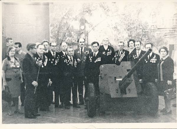 Grupifoto. 86. laskurdiviisi 284. ja 169. laskurpolgu veteranid Kremlis. Tartu 1944 vabastamise lahingutest osavõtnud. 1940ndatel.