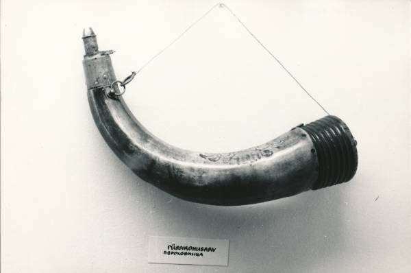 Tartu Linnamuuseumi ekspositsioon. Liivi sõja aegne püssirohusarv. 1975.a.