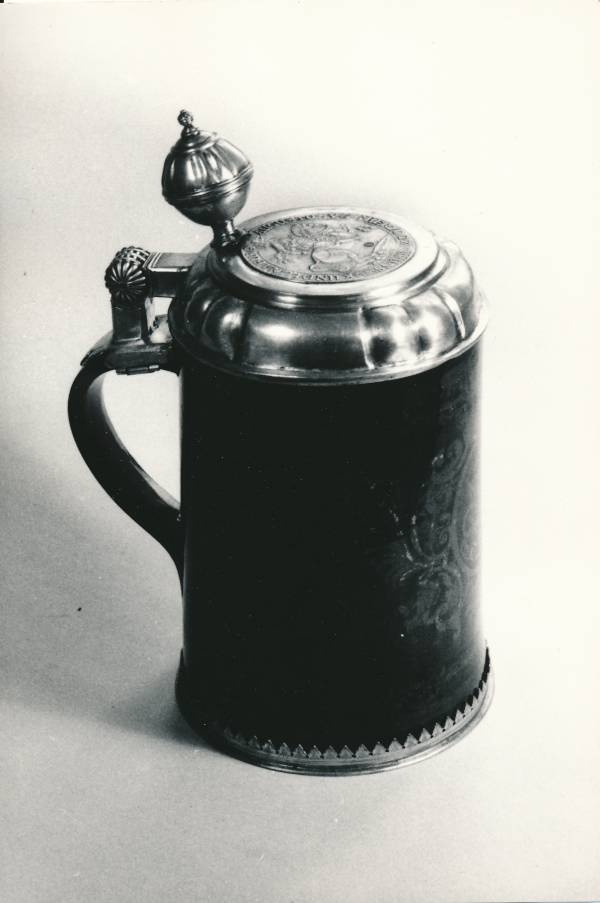 Tartu Linnamuuseumi ekspositsioon. Hõbekaanega savikann. 1975.a.