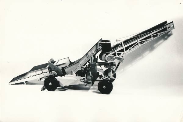 Tartu Linnamuuseumi ekspositsioon. Tartu Põllutöömasinate tehase Võit toodetud kartulitransportööri mudel. 1975.a.