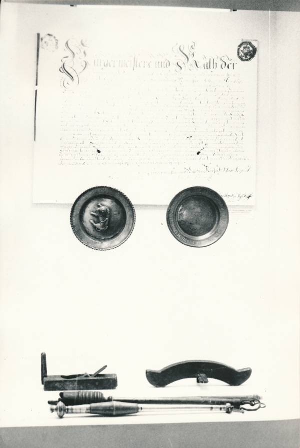 Tartu Linnamuuseumi ekspositsioon. Gildide ja tsunftide vitriin. 1975.a.