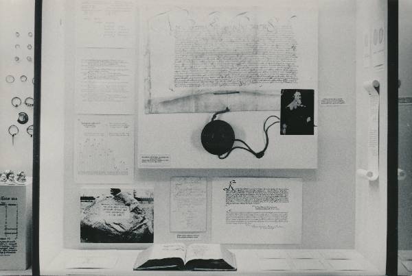 Tartu Linnamuuseumi ekspositsioon. 17. sajandi hariduse vitriin. 1975.a.