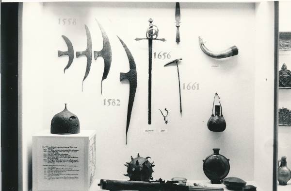 Tartu Linnamuuseumi ekspositsioon. Liivi sõja aegsed relvad. 1975.a.