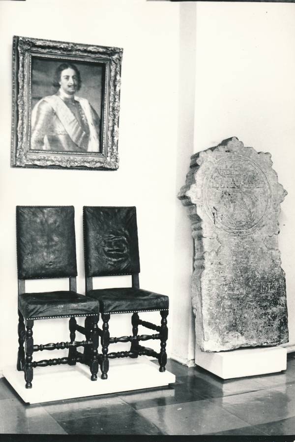 Tartu Linnamuuseumi ekspositsioon. Peeter I portree, etikukivi, toolid 17. sajandist. 1975.a.