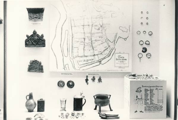 Tartu Linnamuuseumi ekspositsioon. 16. sajandi esemete vitriin. 1975.a.