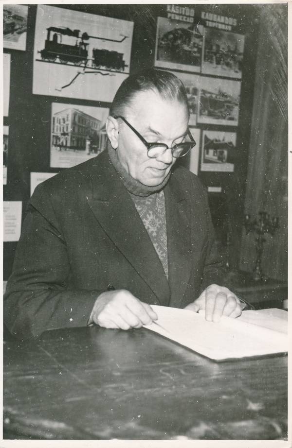 Portreefoto. A.Väljaots, kodu-uurijate koosolekul. 1970ndatel.