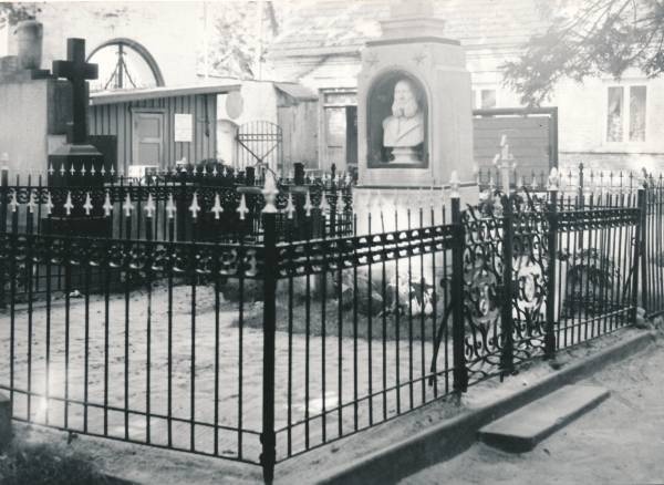 Tartu linnavaade. Johann Woldemar Jannseni mälestussammas Tartu Maarja kalmistul. 1974.a.