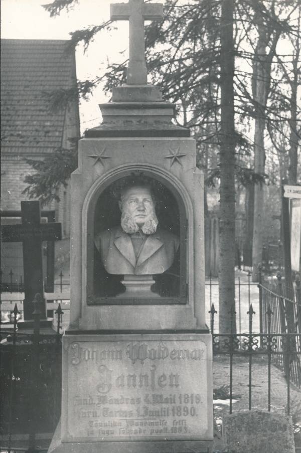 Tartu linnavaade. Johann Woldemar Jannseni mälestussammas Tartu Maarja kalmistul. 1970ndatel.