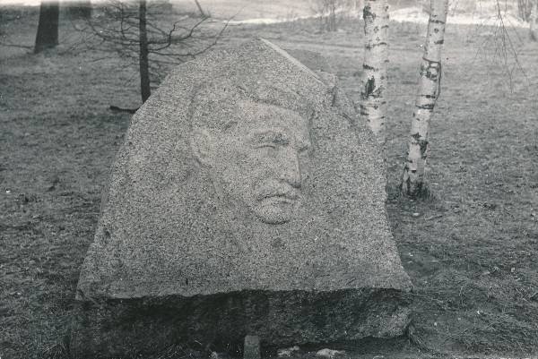 Tartu linnavaade. Juhan Liivi mälestuskivi Juhan Liivi tänaval. 1970ndatel.