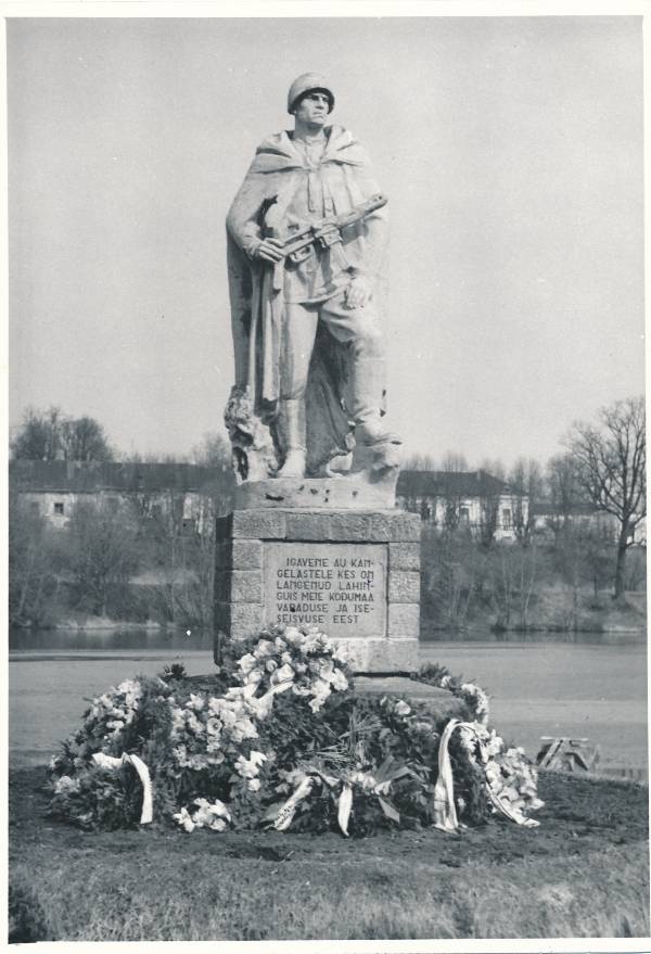 Tartu linnavaade. Suures Isamaasõjas hukkunud sõdurite vennashaud Raadi pargis. 1970ndatel.