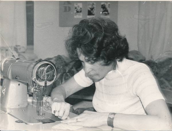 Portreefoto. Tartu Õmblusvabriku Sangar õmbleja Elina Alumere. 1970ndatel.