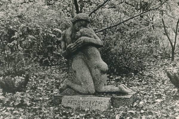 Tartu linnavaade. A.Starpkoffi hauaskulptuur Kalevipoeg ja Saarepiiga, Vilde tn 2 aias. 1970ndatel.