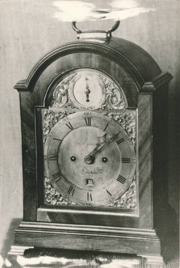 Tartu Ülikool. 1750.a. lauakell TRÜ peahoones. 1970ndatel.