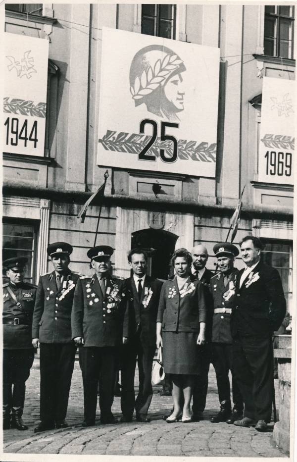 Grupifoto. Suure Isamaasõja veteranid Tartu vabastamise 25. aastapäeva pidustustel. 1969.a.