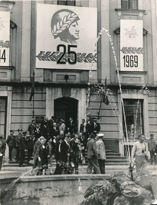 Grupifoto. Suure Isamaasõja veteranid Tartu vabastamise 25. aastapäeva pidustustel. 1969.a.